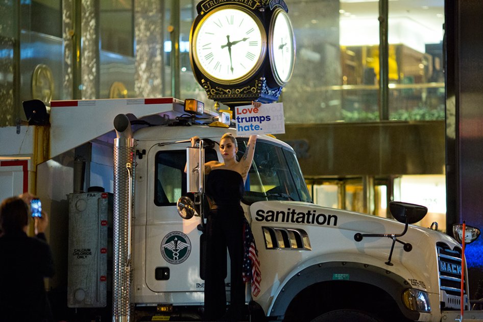 Lady Gaga protesta por el resultado electoral enfrente de la Torre Trump. / AFP
