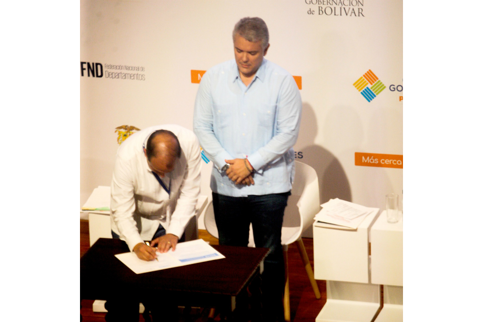 Presidente y gobernadores firman pacto de transparencia para nombrar gerentes de hospitales públicos