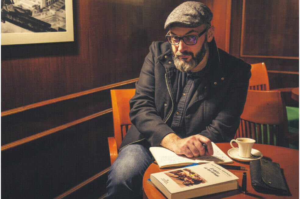 El escritor español Miguel Hernández también ha escrito libros como “El instante del peligro”. / Belén Campillo