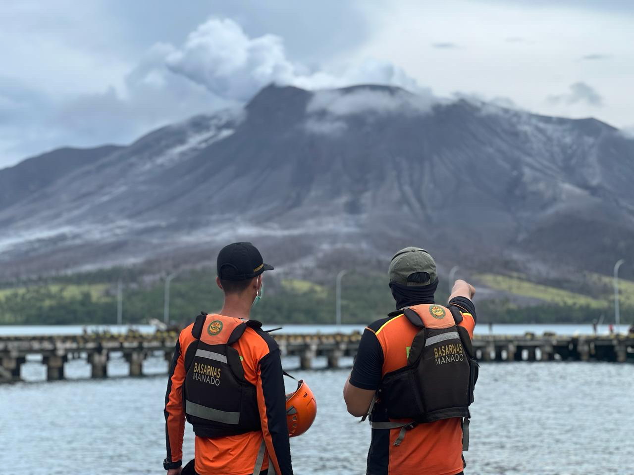 Alerta en Indonesia: Erupción volcánica escala a alerta de tsunami