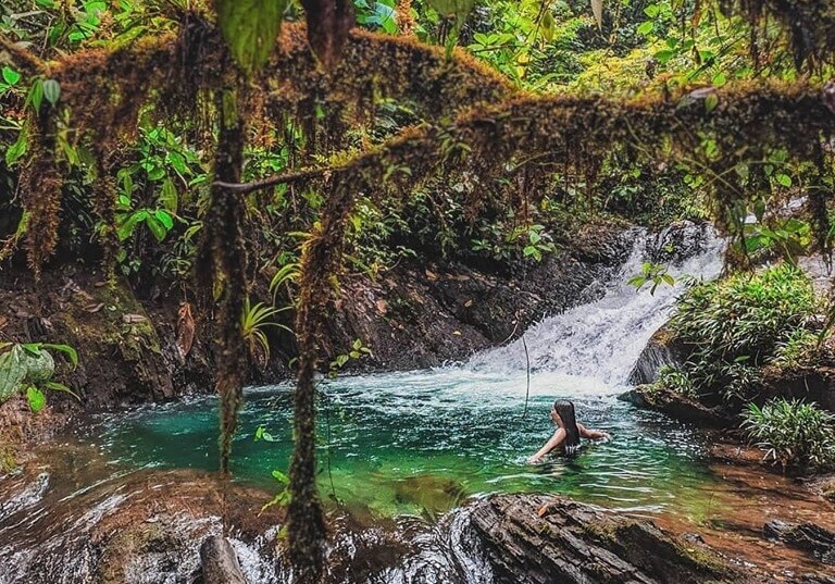 Los mochileros sí se bañan (Cuentos de mochila)