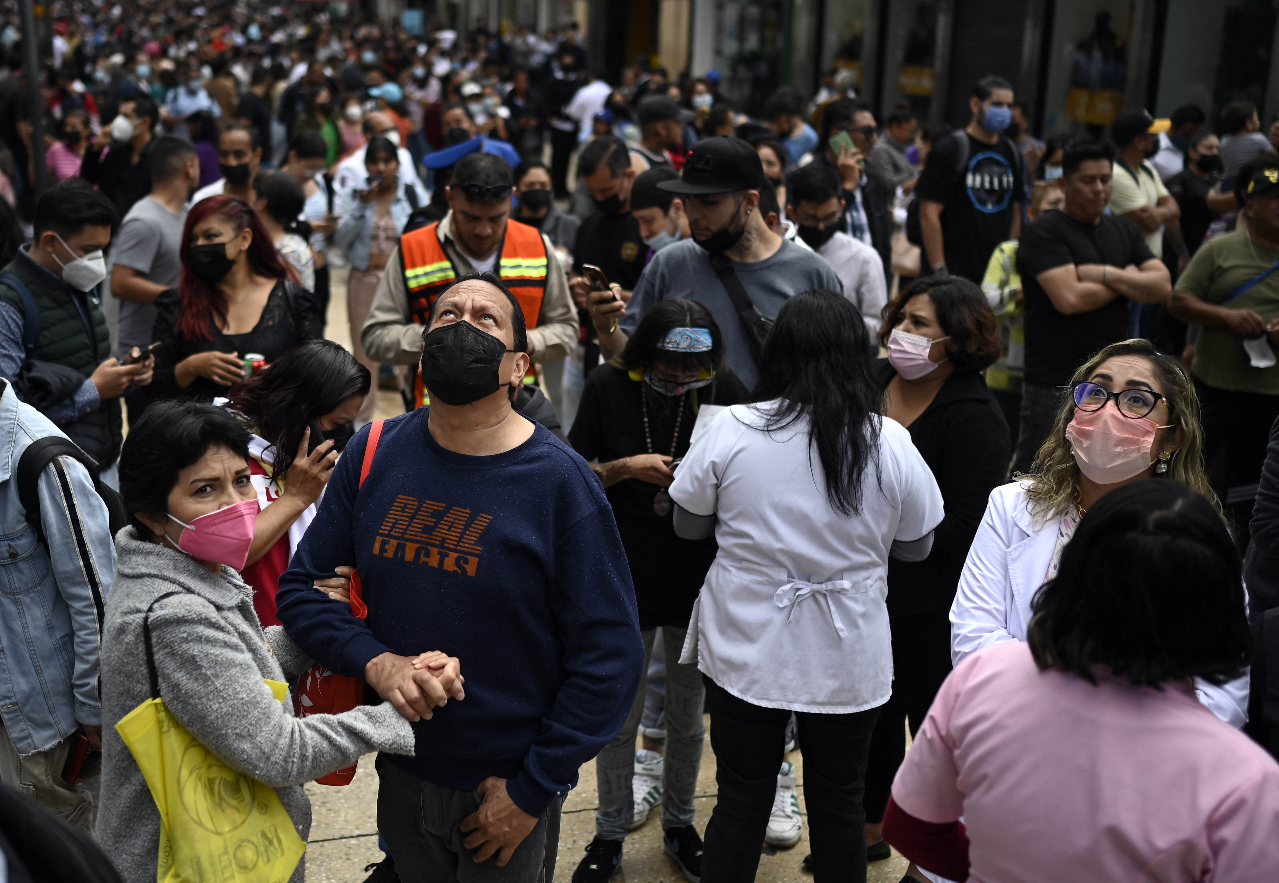 En imágenes: escenas de pánico por fuerte temblor en México