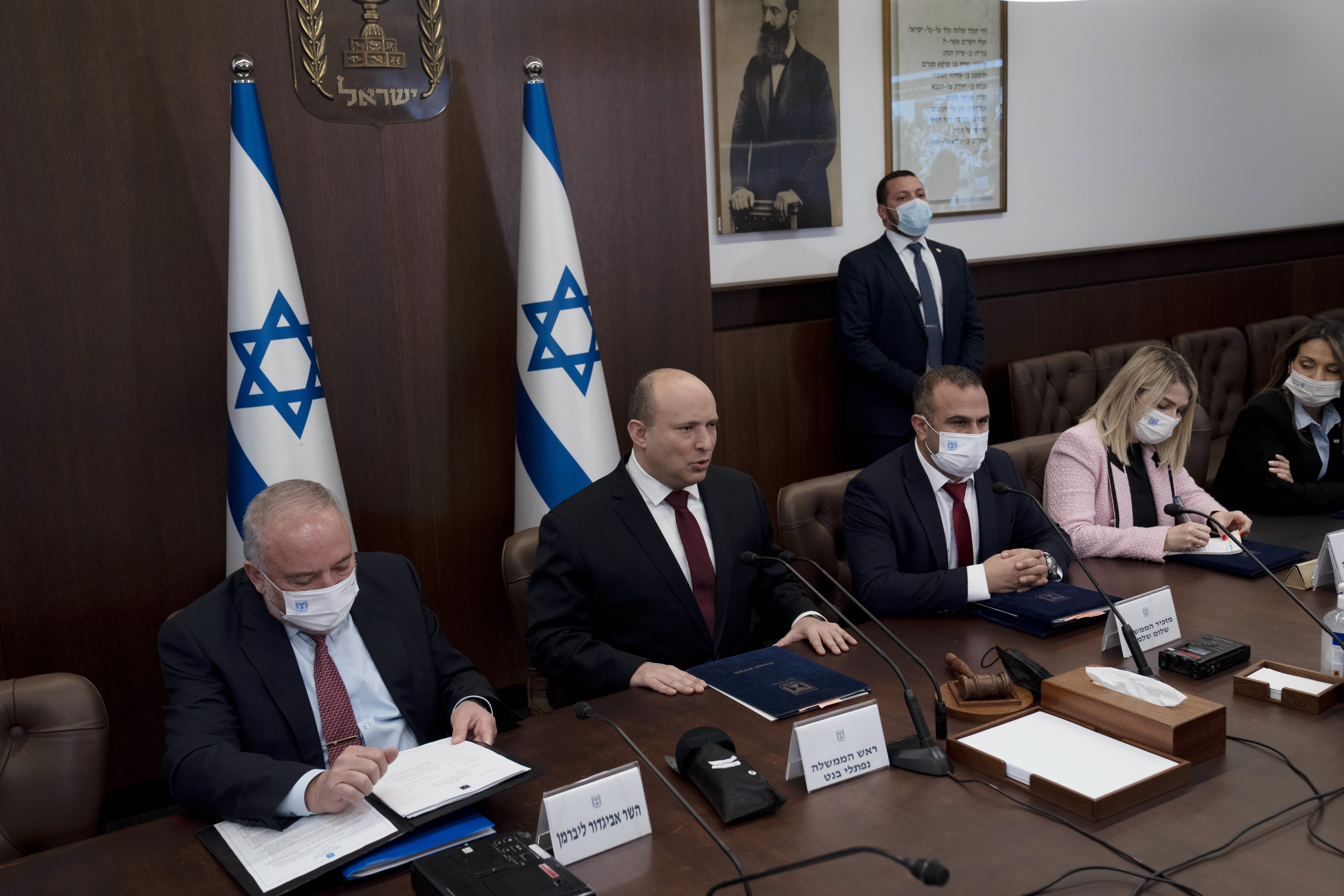 Jerusalem (Israel), 20/03/2022.- Israeli Prime Minister Naftali Bennet (2-L), chairs the weekly cabinet meeting in Jerusalem, 20 March 2022. (Estados Unidos, Jerusalén) EFE/EPA/Maya Alleruzzo / POOL POOL PHOTO