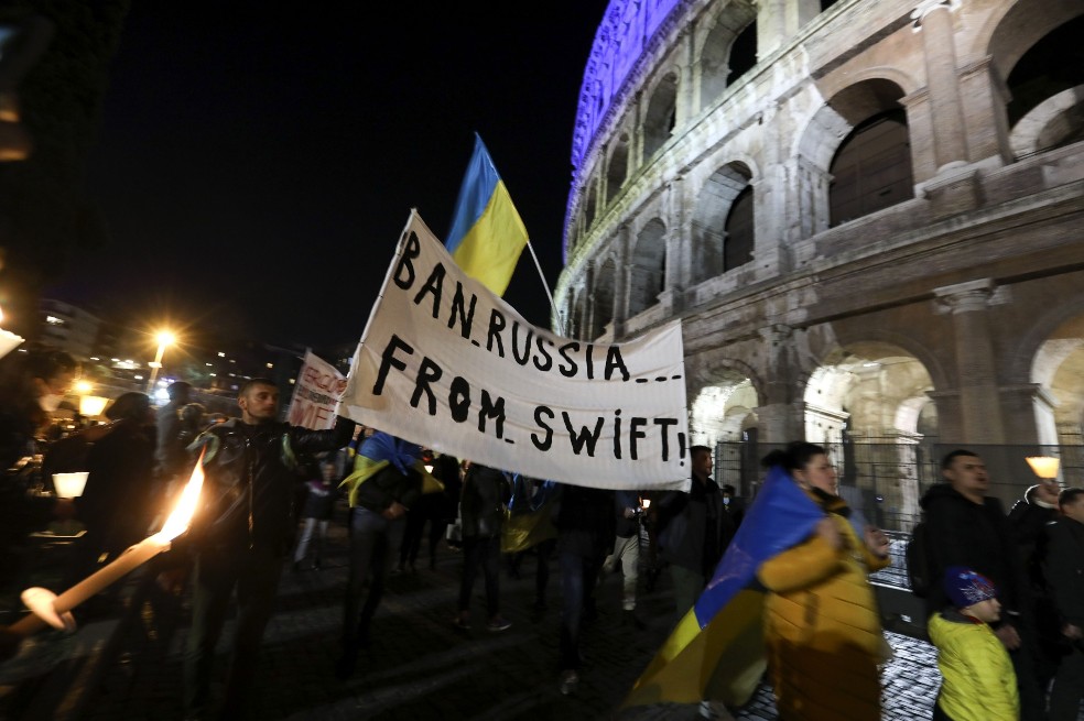 La Unión Europea excluye del sistema Swift a siete bancos rusos