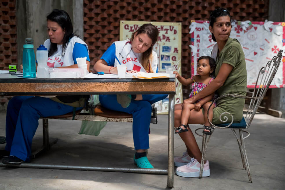 Se prevé que en la Cruz Roja atienda a 650.000 personas en Venezuela durante un año.  / EFE