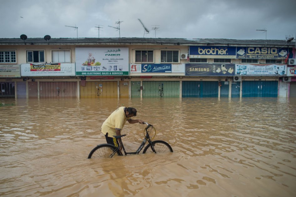 Las peores inundaciones en Malasia dejan miles de afectados