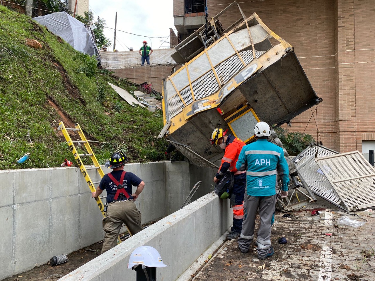 Desplome de ascensor industrial deja una persona muerta y tres heridas en Medellín