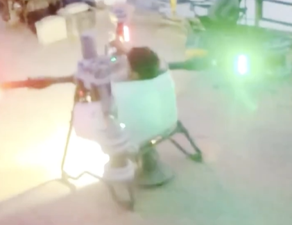 Imagen del video que circuló en redes sociales en el que se evidencia una persona a bordo de un dron destinado al riego de cultivos.