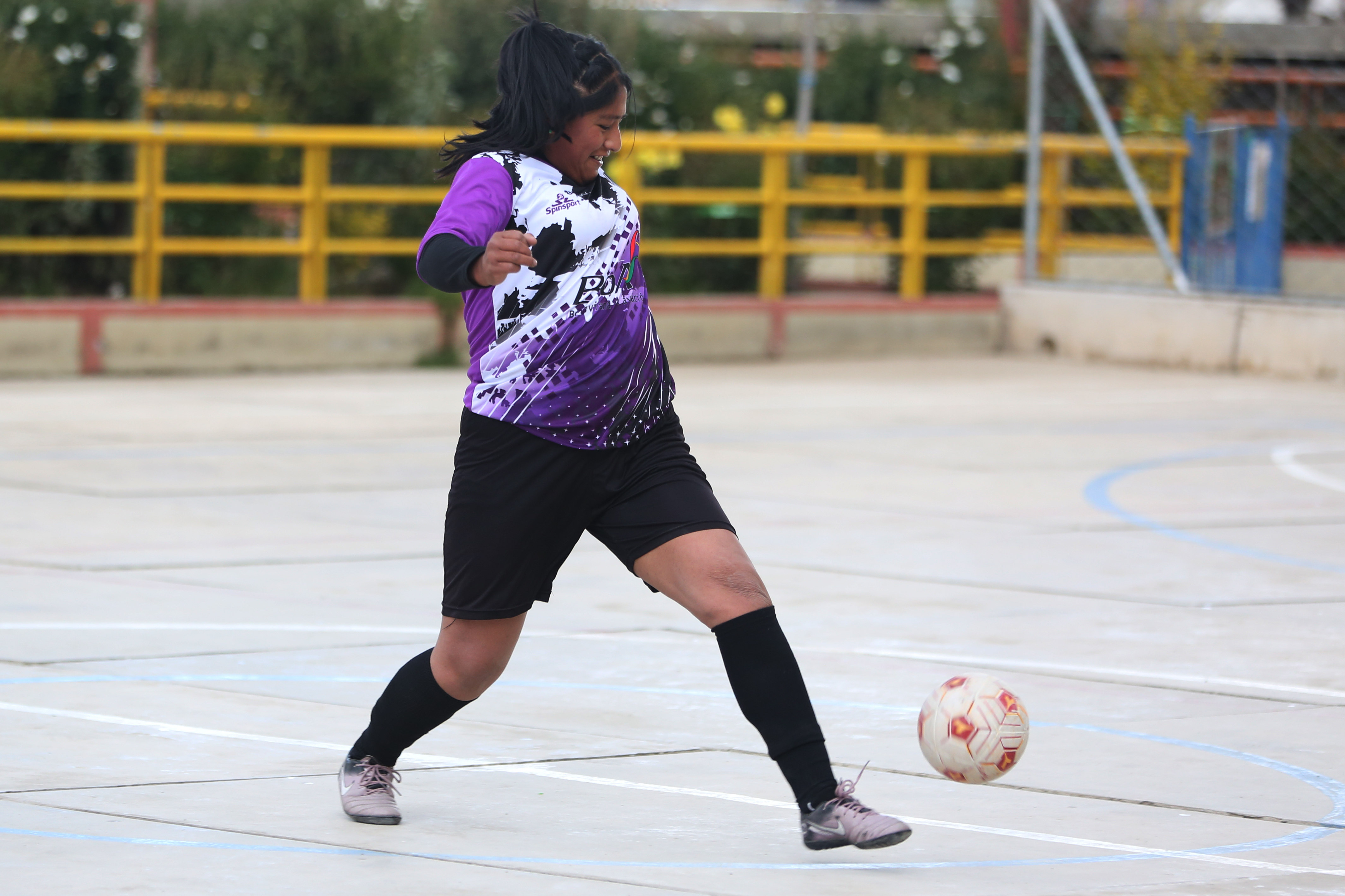 AME029. EL ALTO (BOLIVIA), 19/03/2024.- Una mujer controla el balón en un partido de fútbol en una escuela creada por mujeres y para mujeres, el 14 de marzo de 2024, en El Alto (Bolivia). La primera escuela de fútbol creada por mujeres y para mujeres de todas las edades en El Alto se ha abierto espacio poco a poco en los 4.150 metros de altitud de esa ciudad boliviana tumbando el mito de que ese deporte es sólo para hombres, que aún persiste en algunos segmentos de la sociedad. EFE/ Luis Gandarillas
