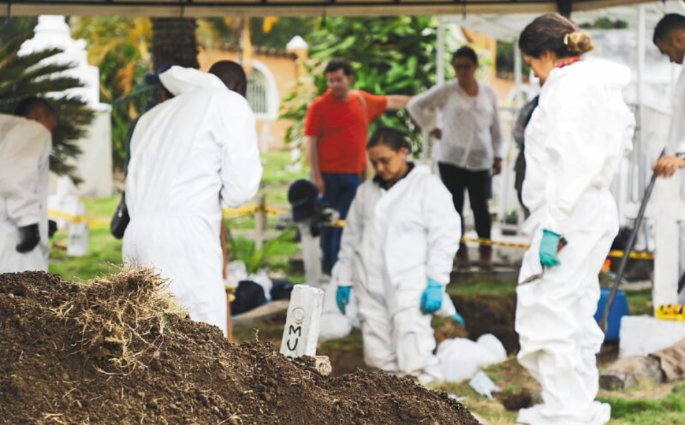 Pie de foto: dos antropólogas de la Unidad de Investigación y Acusación (UIA) lideraron la diligencia.