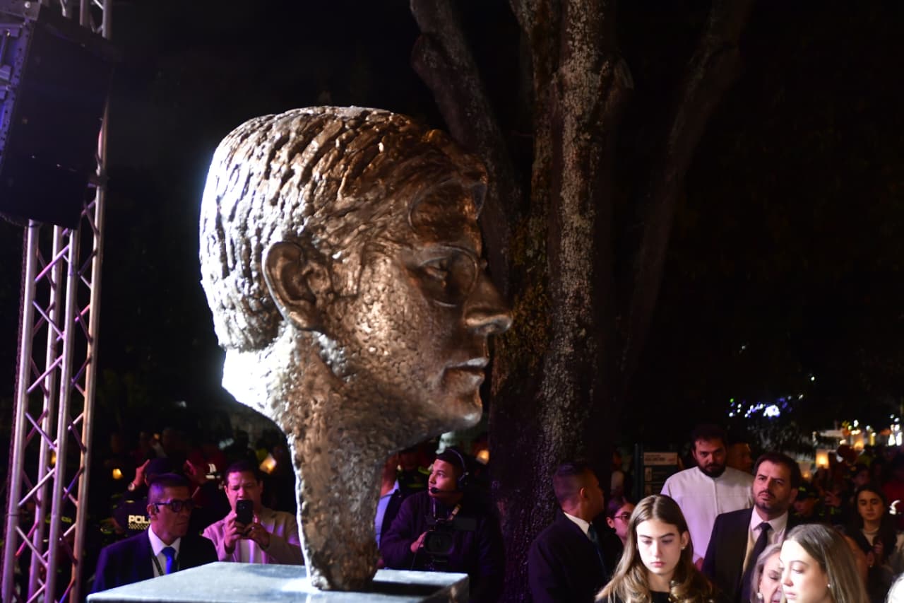 Tras un año de la muerte de Miguel Uribe Turbay, su familia junto a varios congresistas realizaron un homenaje a la memoria del senador en la Parroquia La Inmaculada Concepción, para luego develar su monumento en el antiguo parque “El Golfito”, que ahora lleva su nombre.