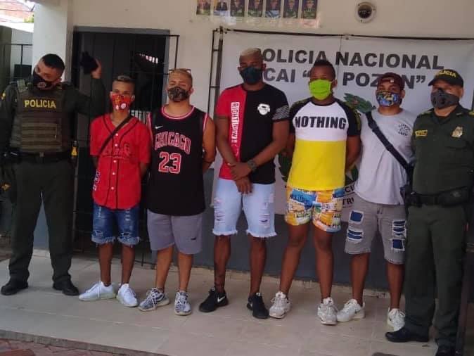 Jóvenes que fingieron ser médicos para hacer una broma se entregaron a la Policía