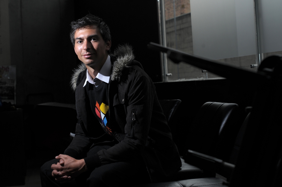 A sus 26 años, David Medina empodera a adolescentes en competencias de emprendimiento e innovación.  / Cristian Garavito - El Espectador