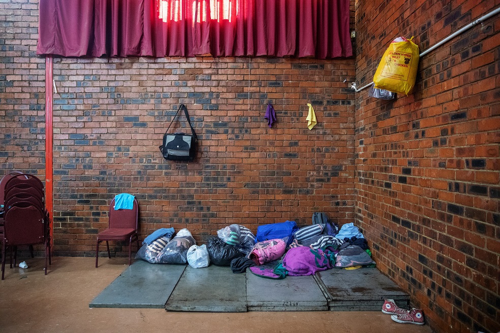 Refugio en el que cerca de 250 personas, en su mayoría de Zimbabue y Malaui, permanecen después de ser desplazados por la violencia en contra de extranjeros en Johannesburgo.AFPDe esa docena de fallecidos, diez son sudafricanos y dos son extranjeros, según confirmó este martes la ministra de Defensa del país, Nosiviwe Mapisa-Nqakula, en una comparecencia de prensa.