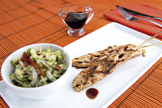 Satays de pollo con salsa de panela, teriyaki y soya
