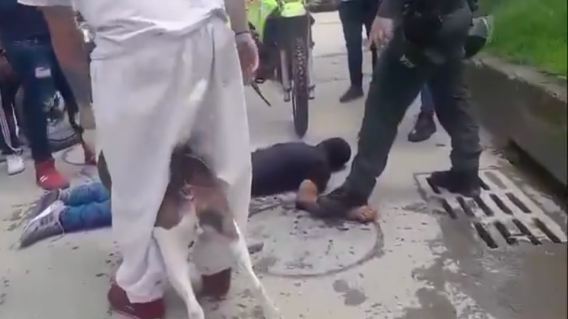 Hombre apuñaló a su propio hijo y por poco es linchado por la comunidad