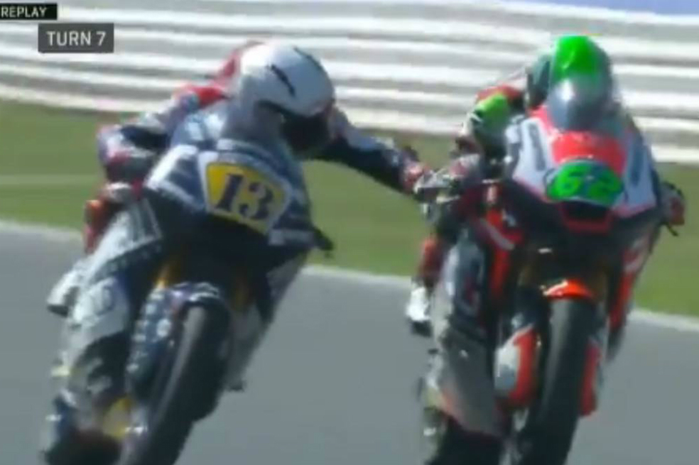 Motociclista italiano, Romano Fenati, fue sancionado por accionar el freno de su rival