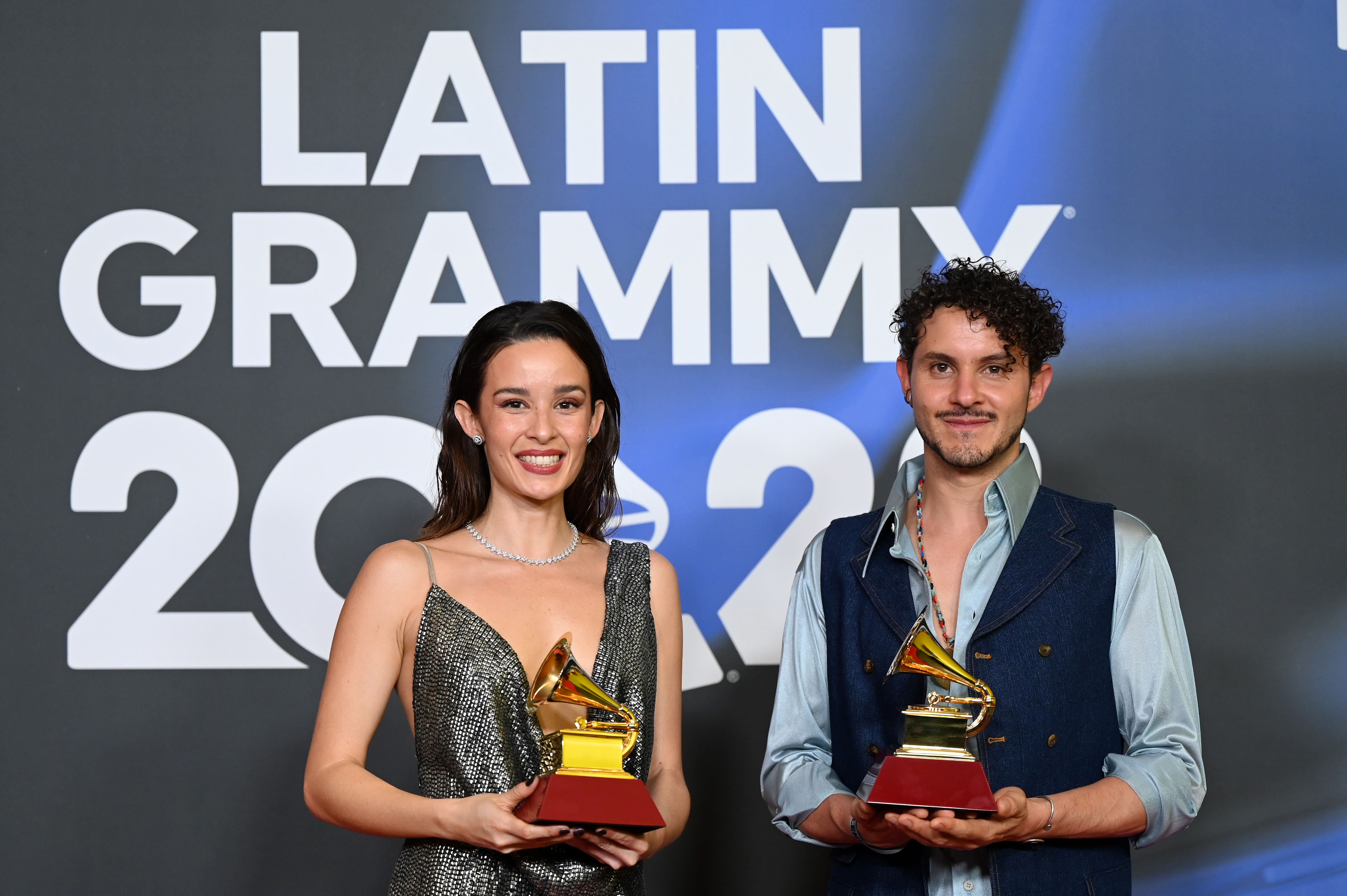 Catalina García y Santiago Prieto posan con su recién obtenido premio Grammy Latino.