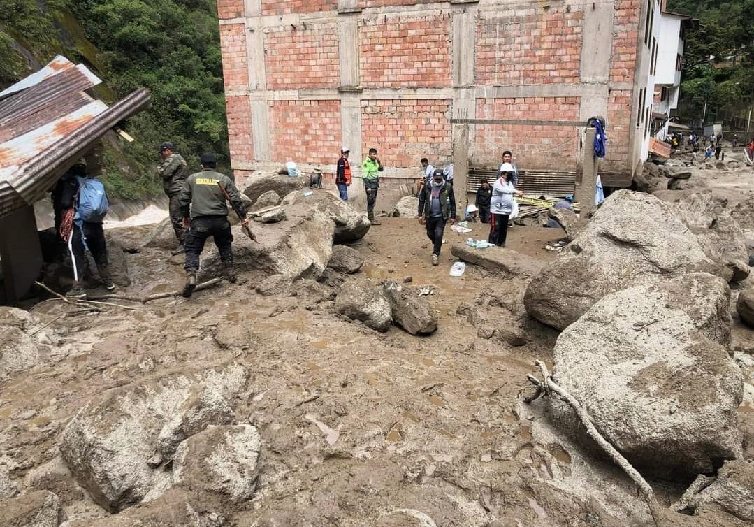 Las intensas lluvias registradas en la región andina de Cusco (Perú) provocaron este viernes el desborde del río Alcamayo.