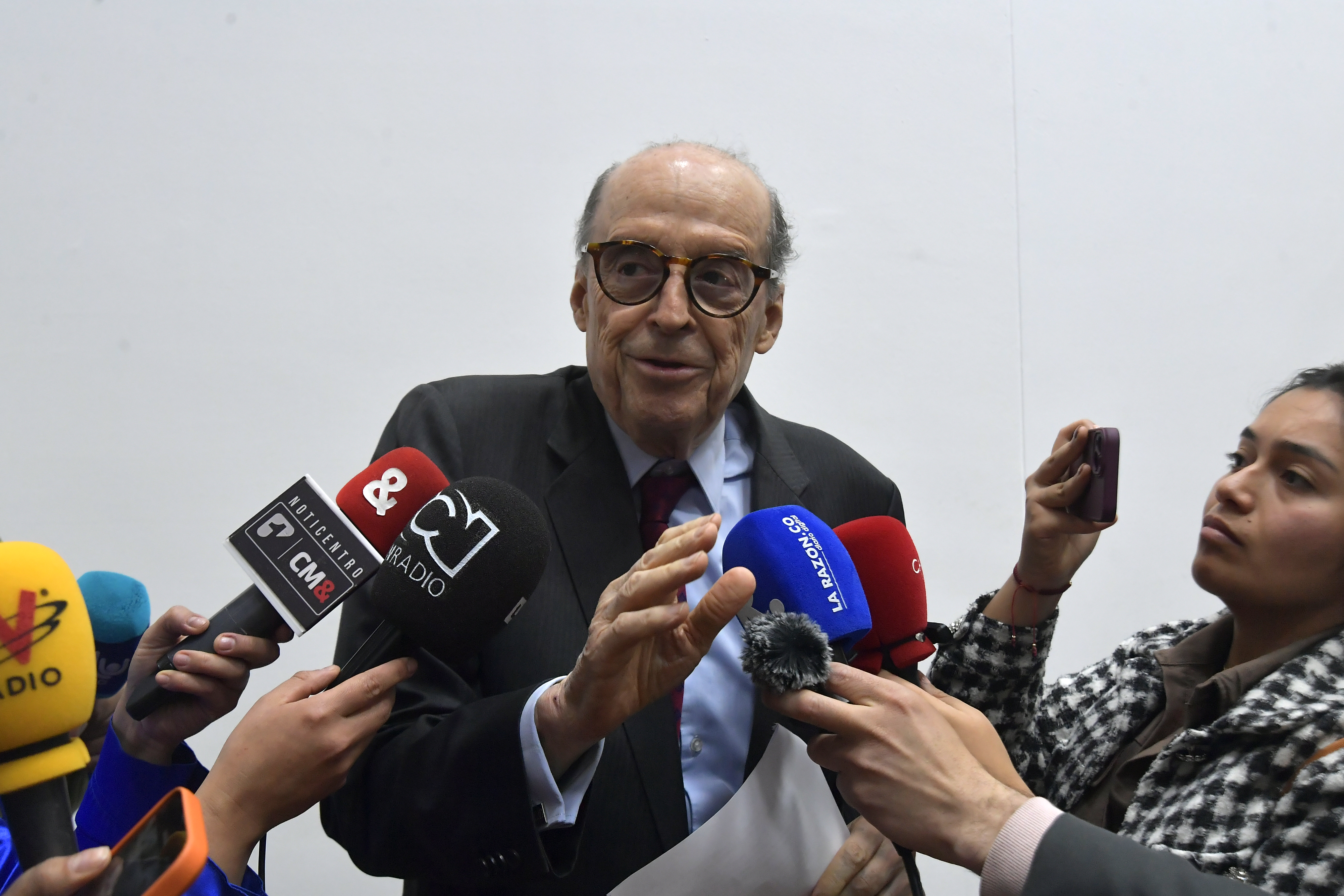 Excanciller quien a sus 82 años, fue sancionado por la procuraduría con una inhabilidad para ejercer cargos públicos por 10 años al declarar desierto el contrato de pasaportes de 2023.