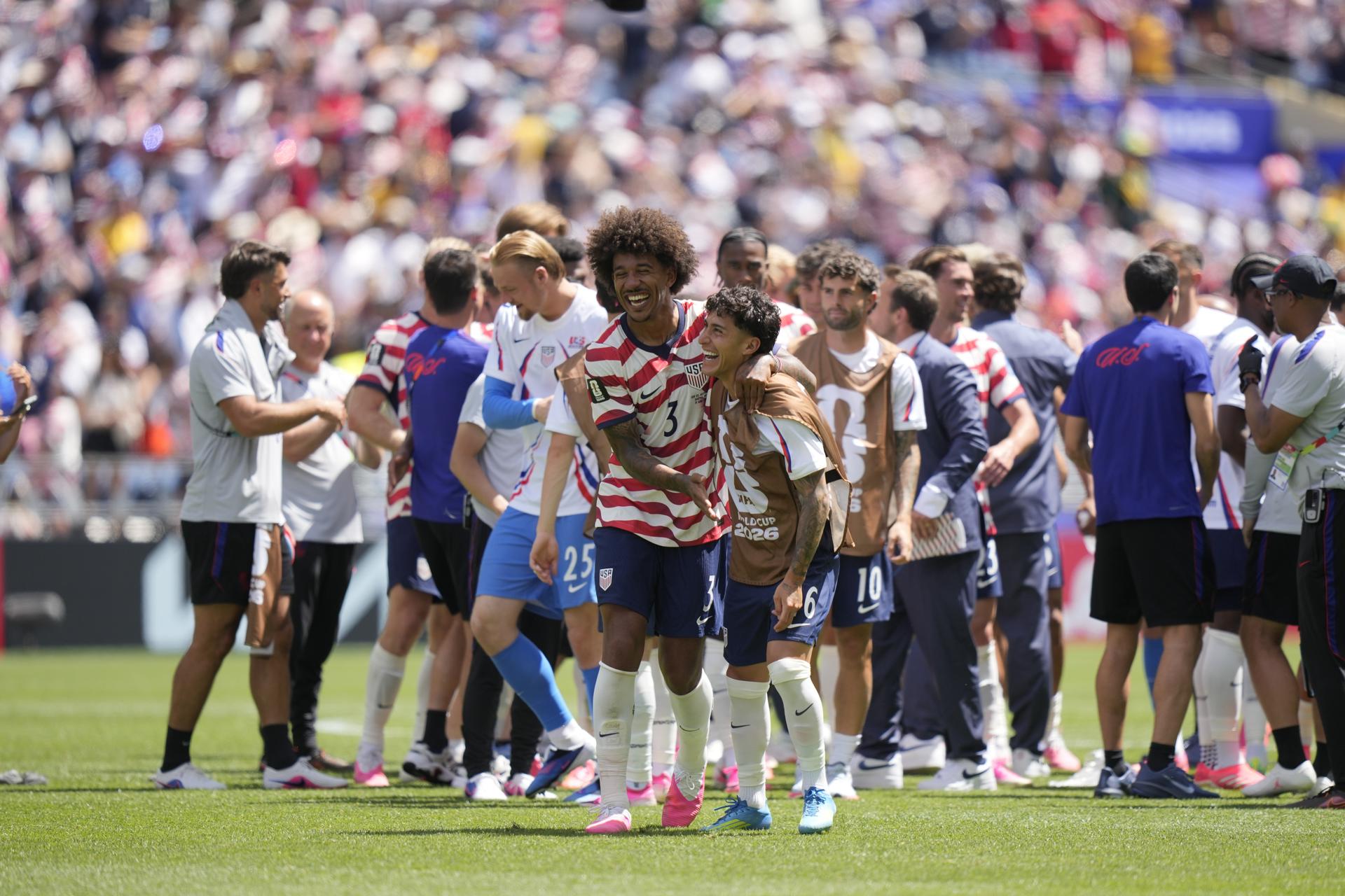 SEATTLE (United States), 19/06/2026.- Chris Richards (L) and Alejandro Zendejas of USA celebrate after winning the FIFA World Cup 2026 group stage match USA against Australia, in Seattle, USA, 19 June 2026. EFE/EPA/STEPHAN BRASHEAR
