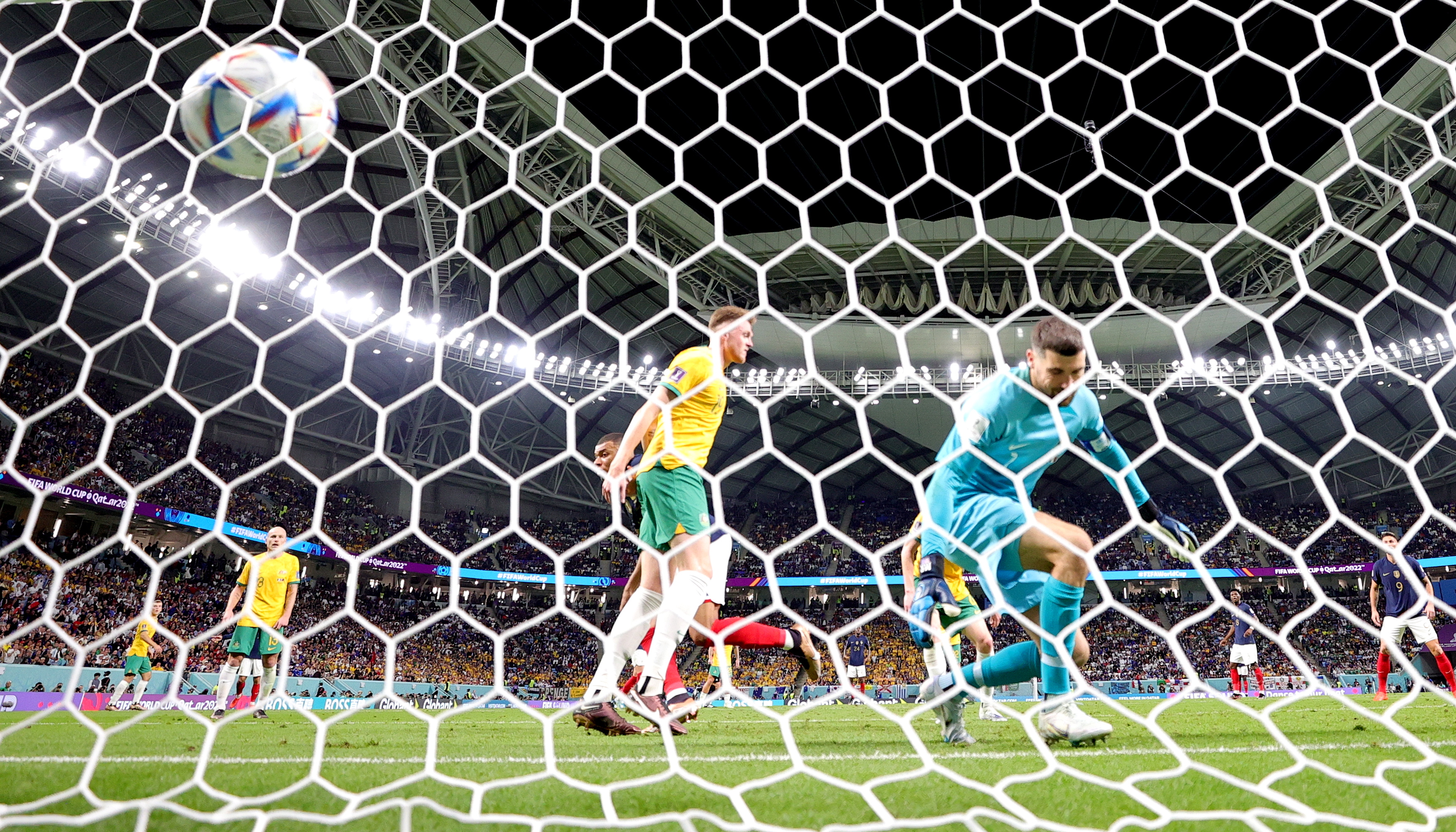 Al Wakrah (Qatar), 22/11/2022.- Kylian Mbappe of France scores against Australia goalkeeper Mathew Ryan during the FIFA World Cup 2022 group D soccer match between France and Australia at Al Janoub Stadium in Al Wakrah, Qatar, 22 November 2022. (Mundial de Fútbol, Francia, Catar) EFE/EPA/Friedemann Vogel