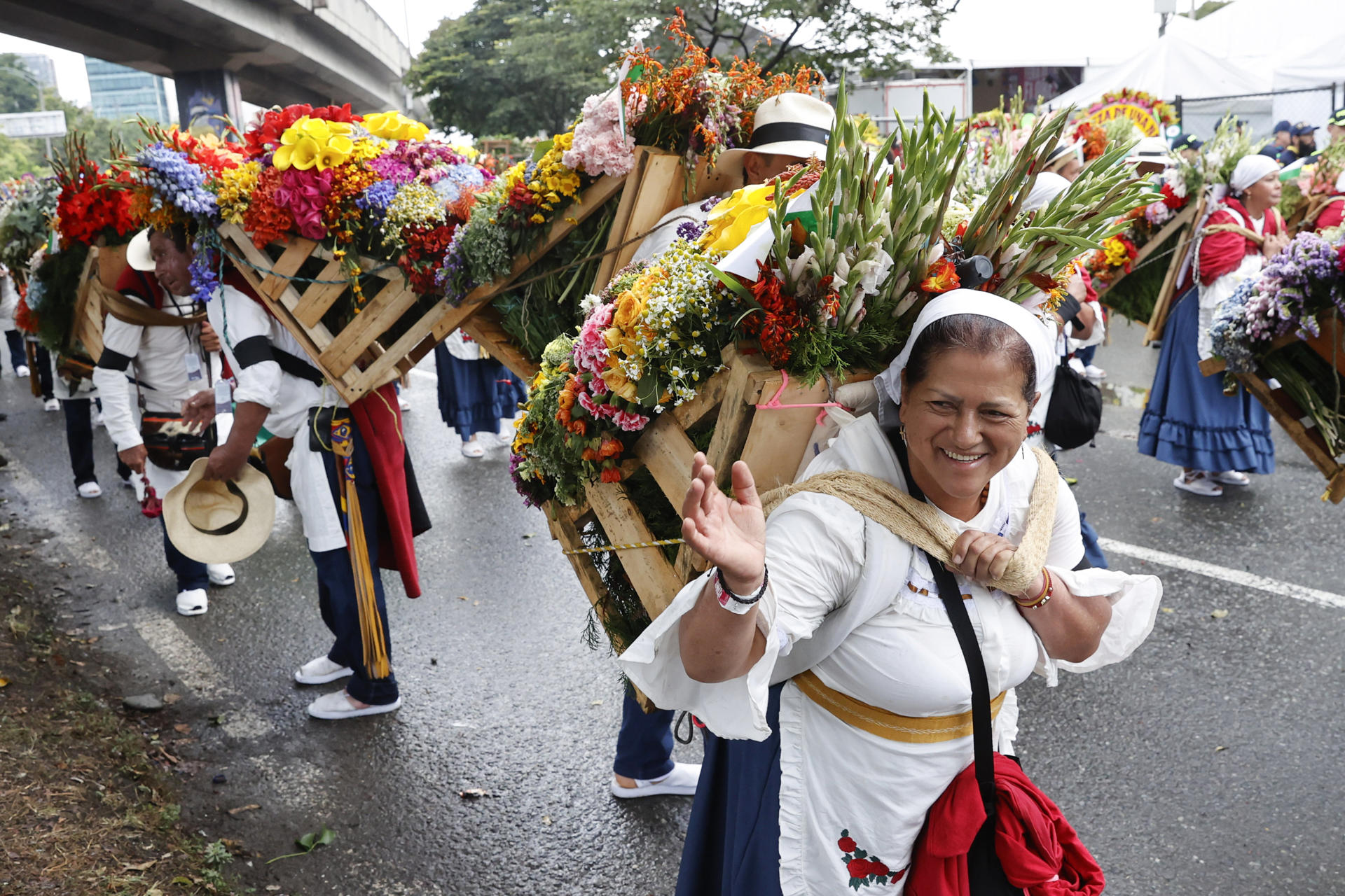 ACOMPAÑA CRÓNICA: COLOMBIA FLORES AME9004. MEDELLÍN (COLOMBIA), 10/08/2025.- Silleteros participan en el Desfile de Silleteros durante la Feria de las Flores 2025 este domingo, en Medellín (Colombia). Con gladiolos, azucenas, tulipanes, margaritas y más especies florales cargadas sobre la espalda de 535 campesinos del departamento de Antioquia, Medellín se llenó de belleza con el Desfile de Silleteros, evento central de la Feria de las Flores y patrimonio inmaterial de Colombia. EFE/ Mauricio Dueñas Castañeda
