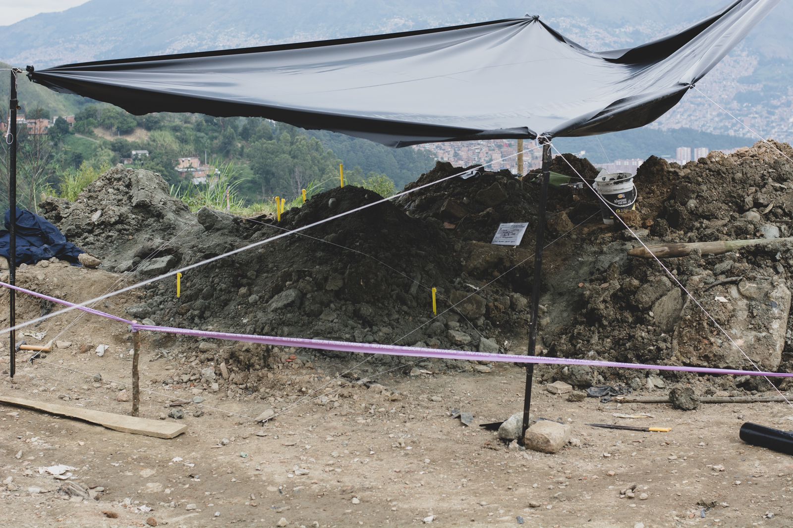 Este es uno de los sitios acordonados desde el miércoles 18 de diciembre donde fueron encontrados restos humanos en La Escombrera de Medellín.