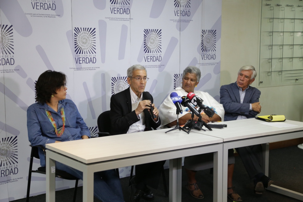 Comisión de la Verdad pide al exministro Pinzón retractarse por acusaciones que ponen en peligro sus vidas