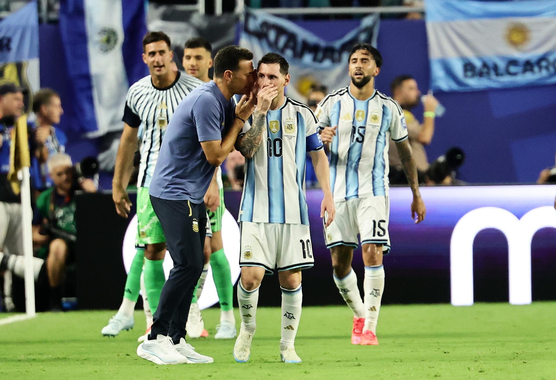 MIAMI (United States), 03/07/2026.- Argentina's head coach Lionel Scaloni talks to team captain Lionel Messi after Argentina scored their third goal during the FIFA World Cup 2026 Round of 32 match Argentina against Cape Verde, in Miami, USA, 03 July 2026. (Cabo Verde) EFE/EPA/RONALD WITTEK
