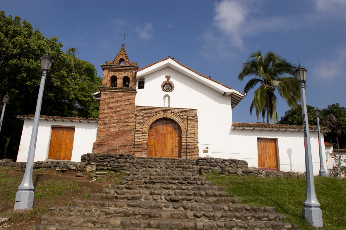 La capilla de San Antonio mantiene su fachada blanca y el altar mayor de estilo barroco con imágenes de la época colonial.