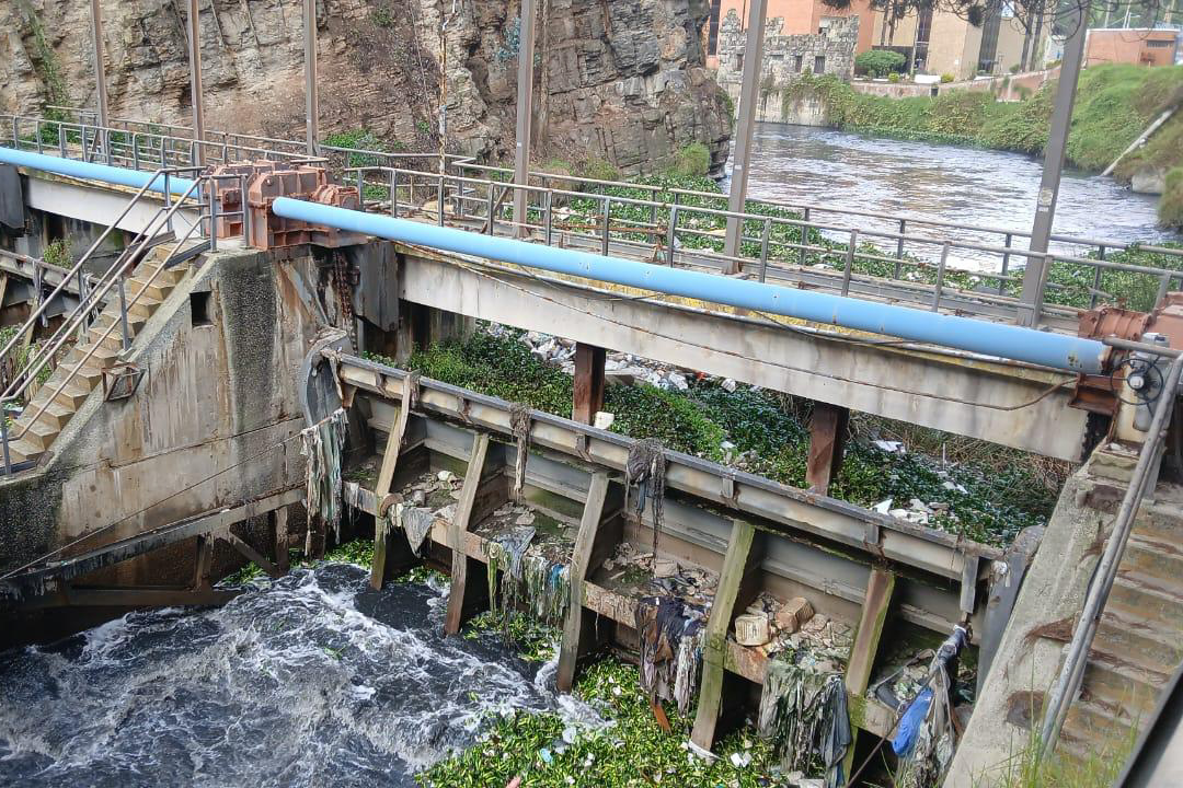En respuesta a las intensas precipitaciones y al aumento de niveles en el río Bogotá, la autoridad ambiental del departamento dispuso: cierre de compuertas en El Sisga; Reducción de descargas en Tominé; Activación de alertas para autoridades de la cuenca baja