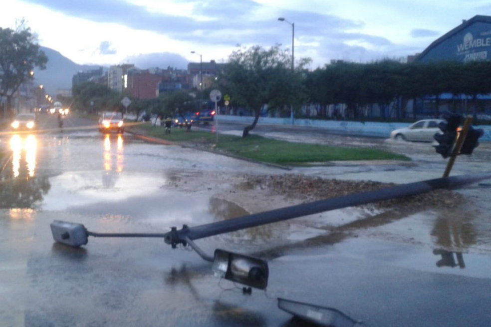 Colapsa movilidad de la avenida La Esperanza con carrera 50 por tubería rota