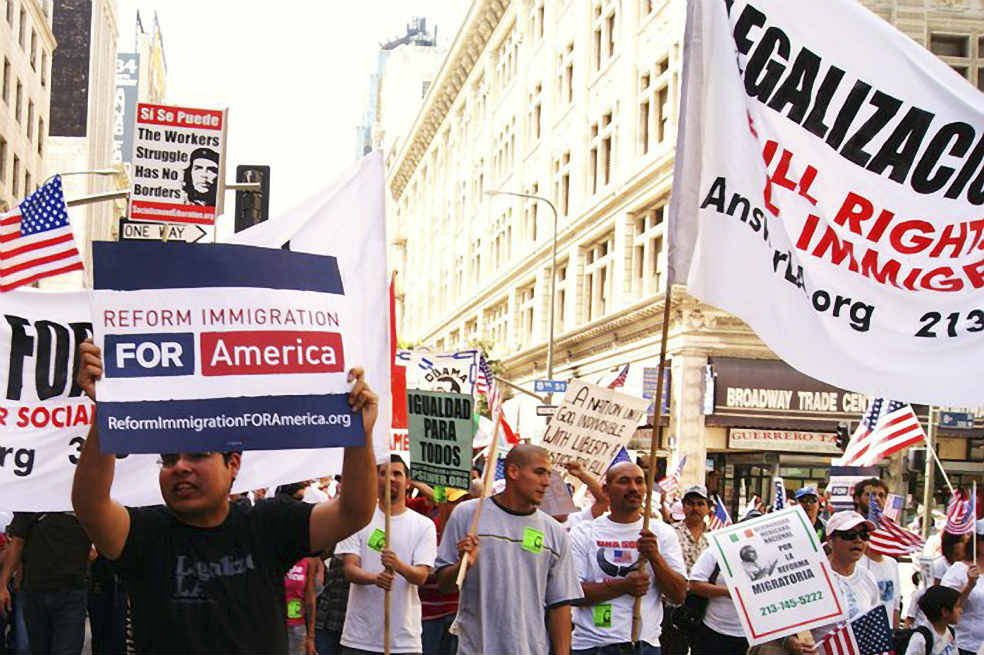 Zuriel Espinosa (de negro) marcha en las calles de Los Angeles por la reforma migratoria.