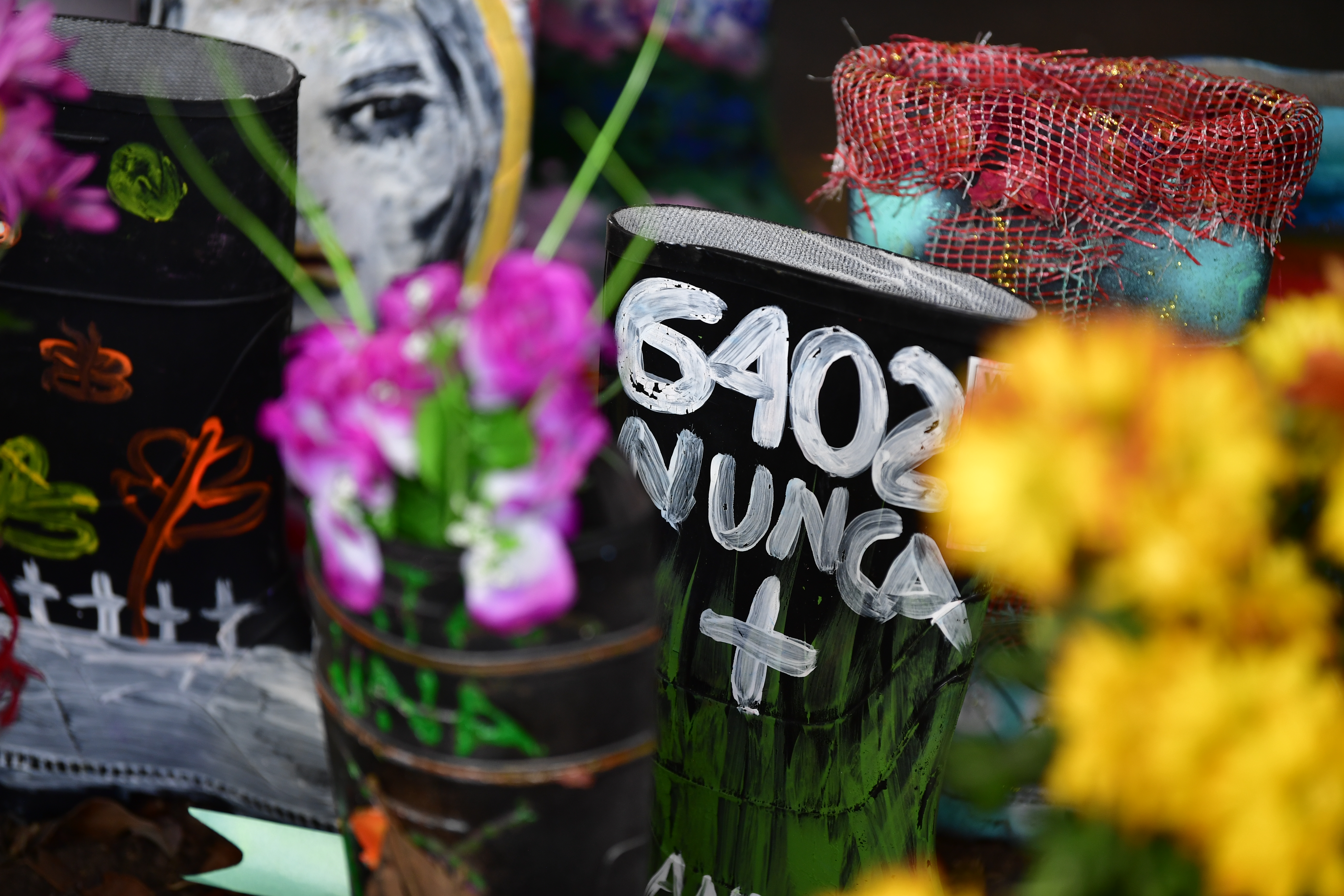 Exposición ‘Mujeres con las botas bien puestas’, creada por Mafapo, la organización de madres y familiares de víctimas de Falsos Positivos de Soacha, que fue inaugurada en un acto solemne en la sede central de la JEP.