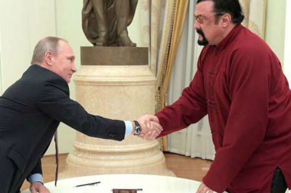 Steven Seagal recibió la nacionalidad rusa por decisión del presidente Vladimir Putin en noviembre de 2016. / AFP