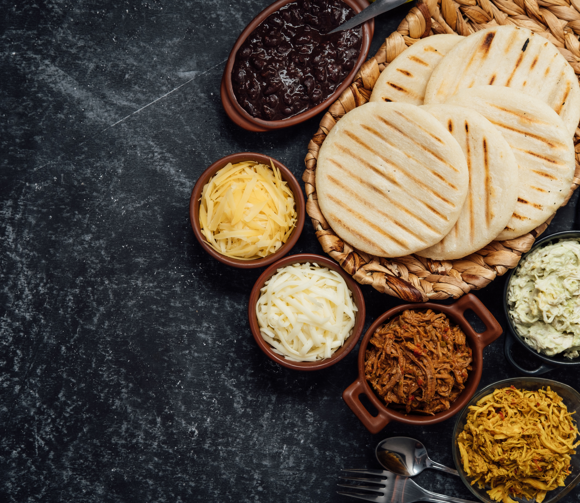 Arepitas de queso con aguacate y plátano maduro
