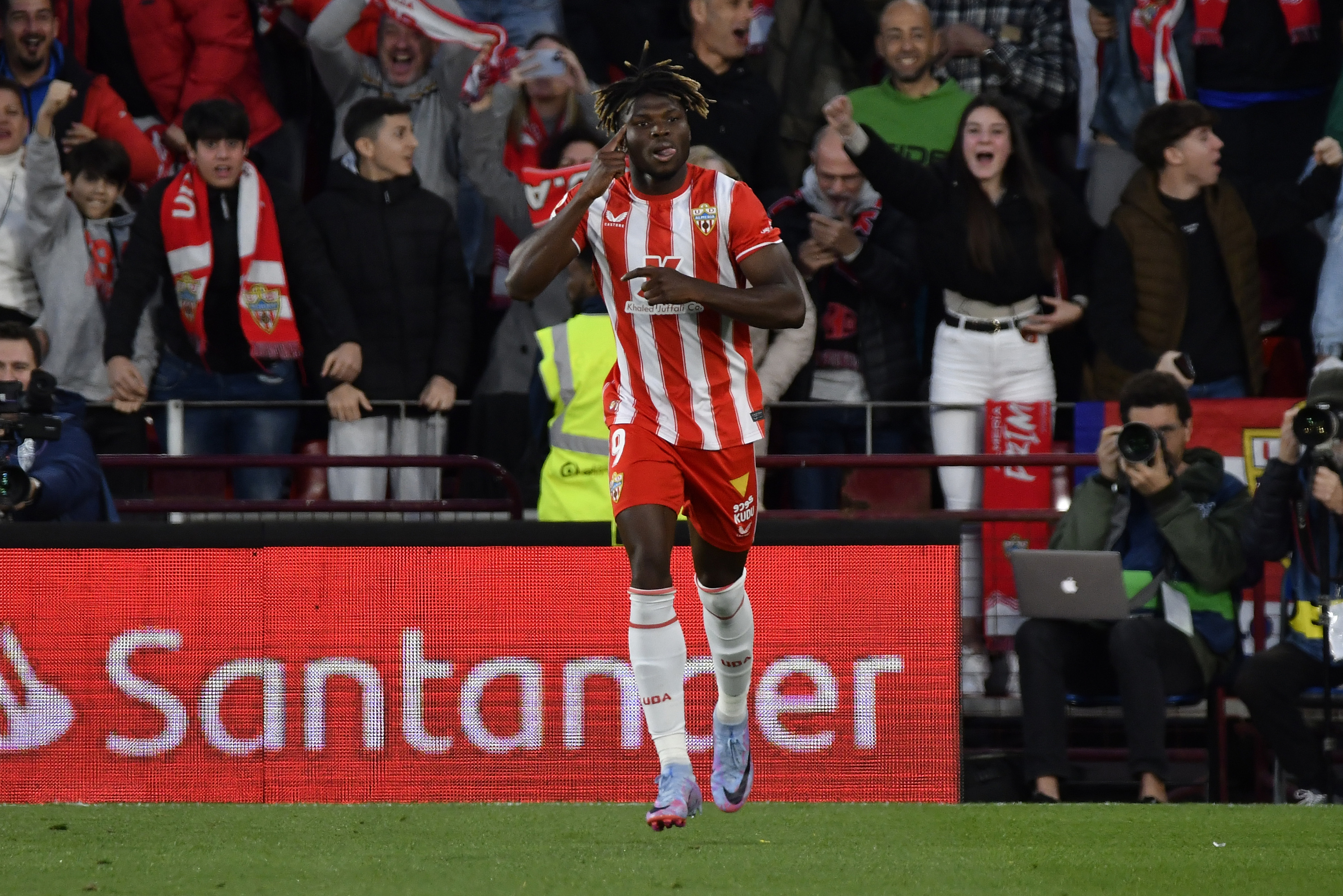 ALMERÍA, 26/02/2023.- El delantero maliense de la UD Almería El Bilal Touré celebra su gol, durante el encuentro de la jornada 23 de LaLiga entre la UD Almería y el FC Barcelona celebrado este domingo en el Power Horse Stadium, en Almería. EFE/ Carlos Barba