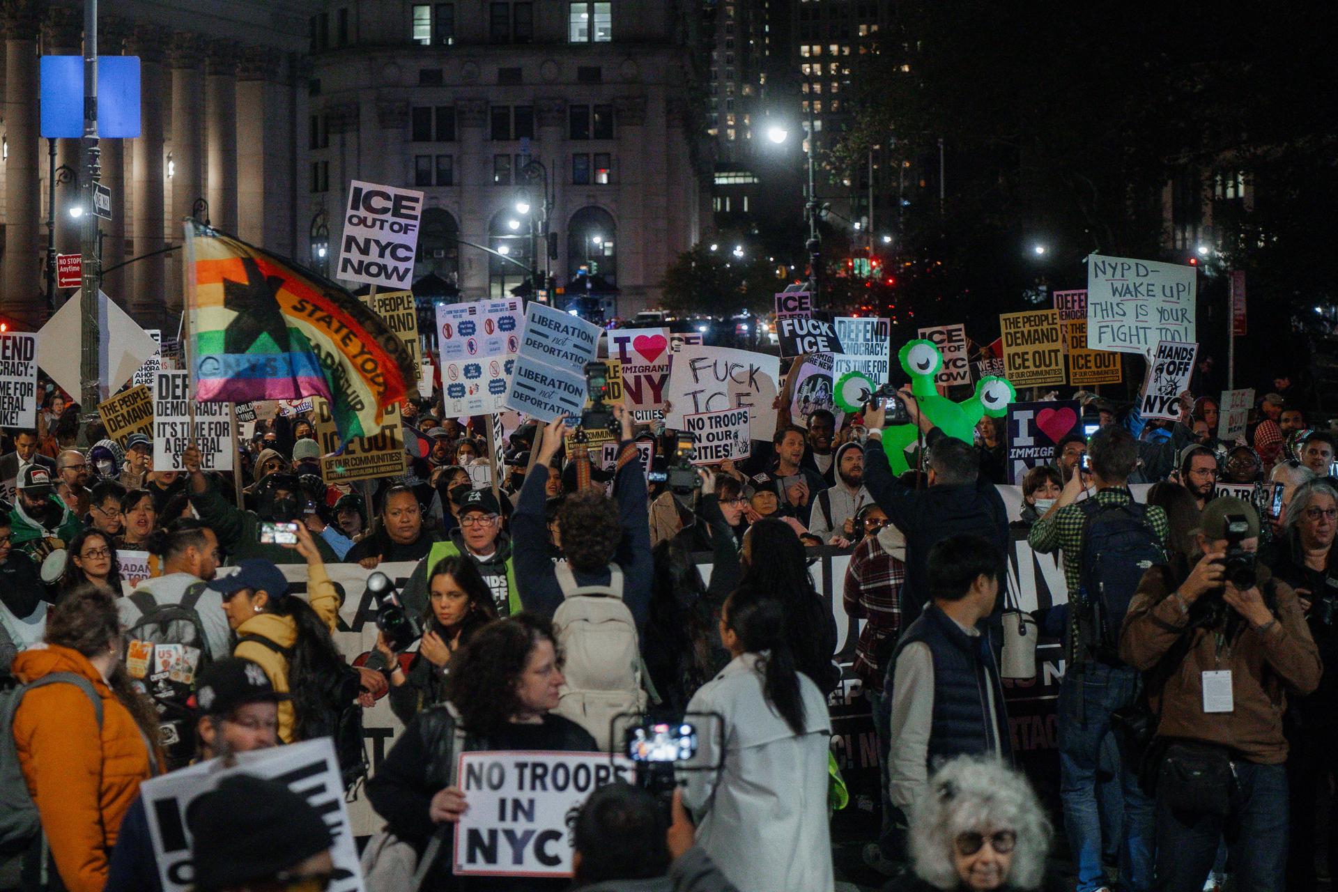 NEW YORK (United States), 23/10/2025.- People protest the presence of United States Immigration and Customs Enforcement (ICE) and other federal officers conducting detainments at Foley Square in New York, New York, USA, 22 October 2025. Officers were seen conducting raids on Canal Street in New York. (Protestas, Estados Unidos, Nueva York) EFE/EPA/OLGA FEDEROVA