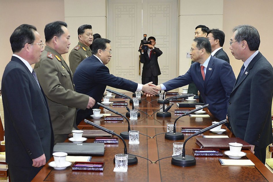 El jefe de la delegación surcoreana, Kim Kyou-hyun (2ºdcha), estrechando la mano de su homólogo norcoreano, Won Dong-yeon (3ºdcha), en Panmunjom (Corea del Sur) hoy