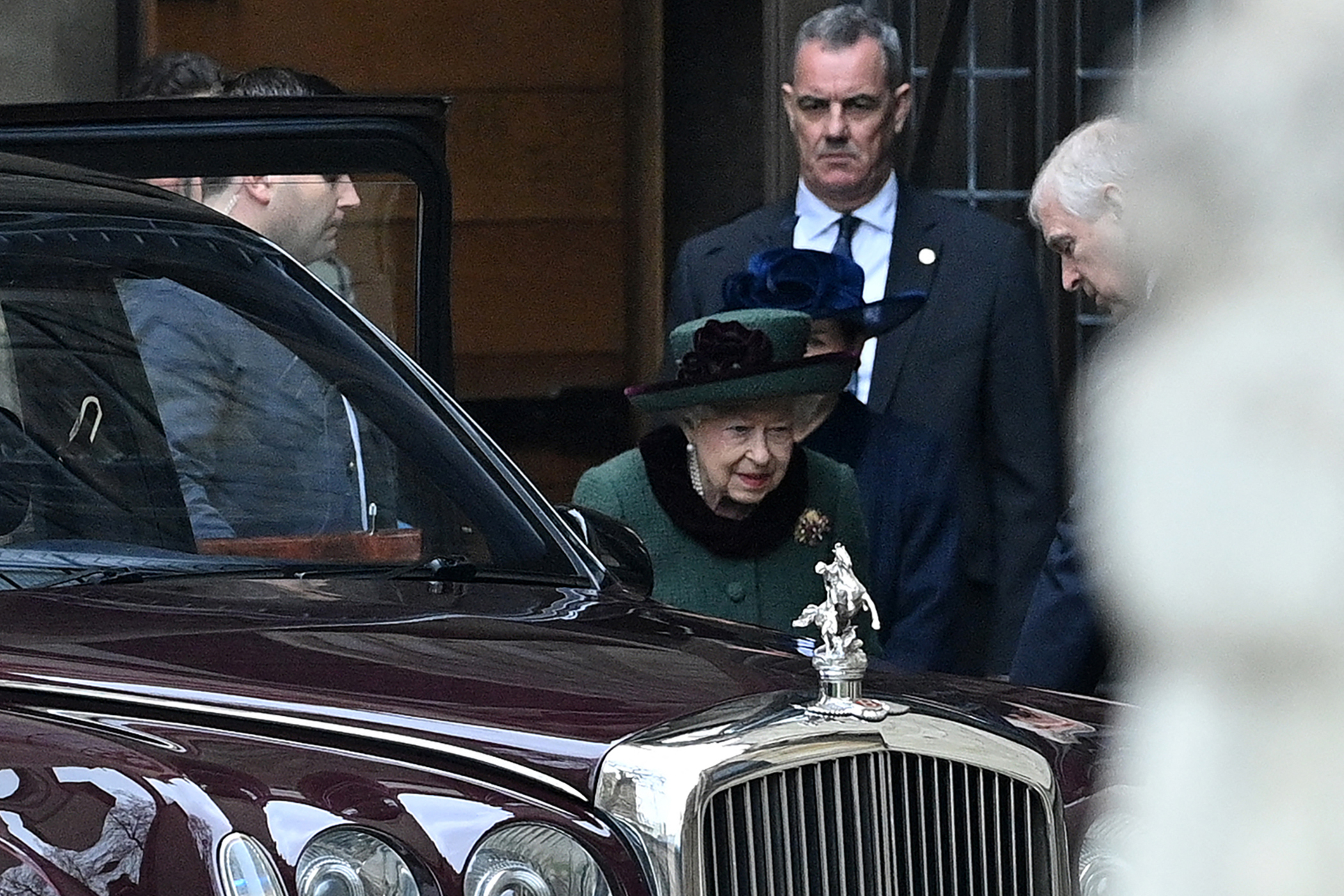Isabel II asiste a su primer compromiso público en meses tras problemas de salud