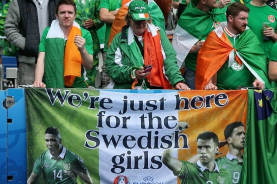 Hinchas irlandeses le entonan una canción de cuna a una bebe en plena Eurocopa