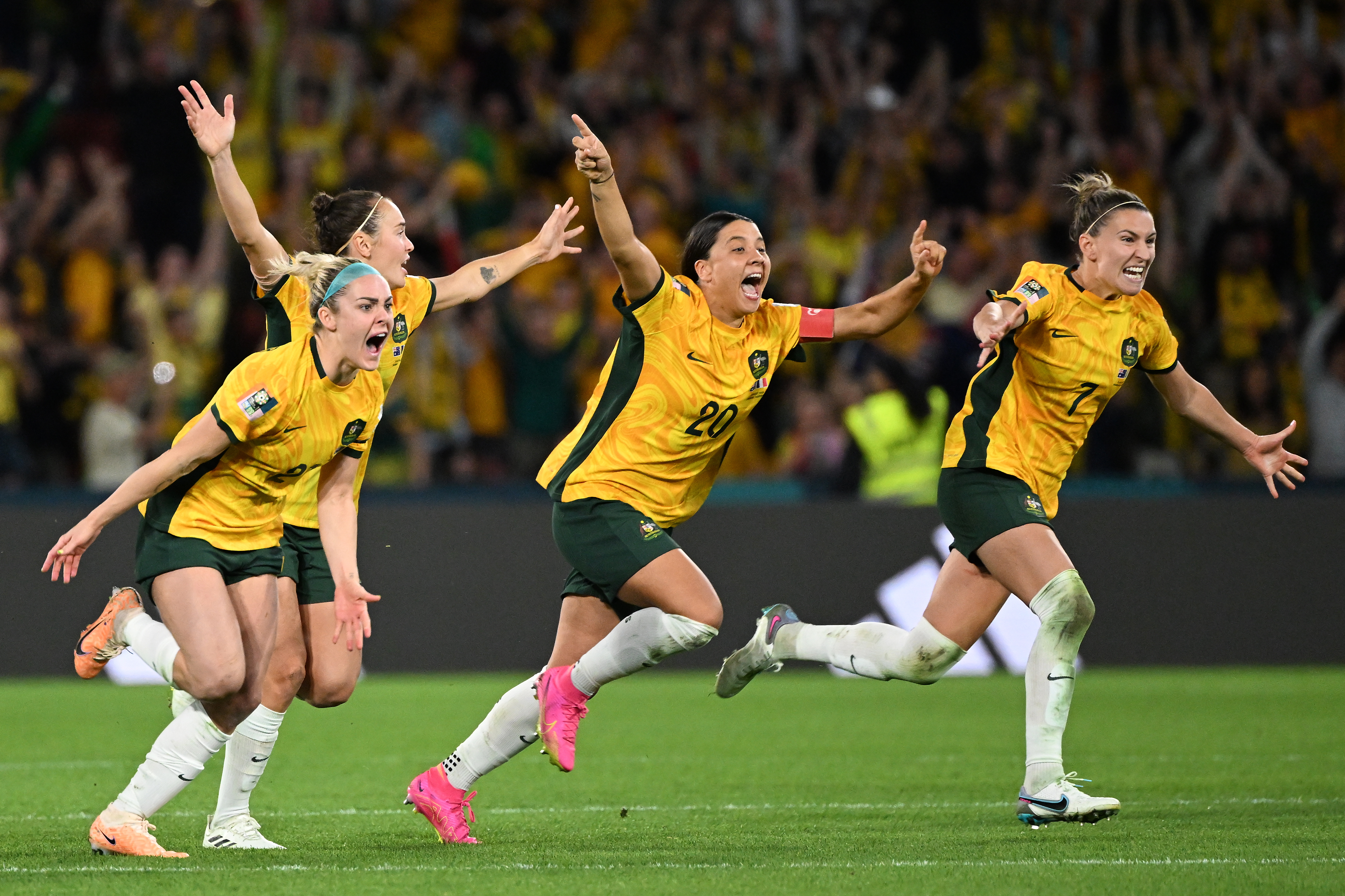 Brisbane (Australia), 12/08/2023.- (L-R) Ellie Carpenter, Caitlin Foord, Sam Kerr and Steph Catley of Australia celebrate after winning the FIFA Women's World Cup 2023 Quarter Final soccer match between Australia and France at Brisbane Rectangular Stadium in Brisbane, Australia, 12 August 2023. (Mundial de Fútbol, Francia) EFE/EPA/DARREN ENGLAND AUSTRALIA AND NEW ZEALAND OUT