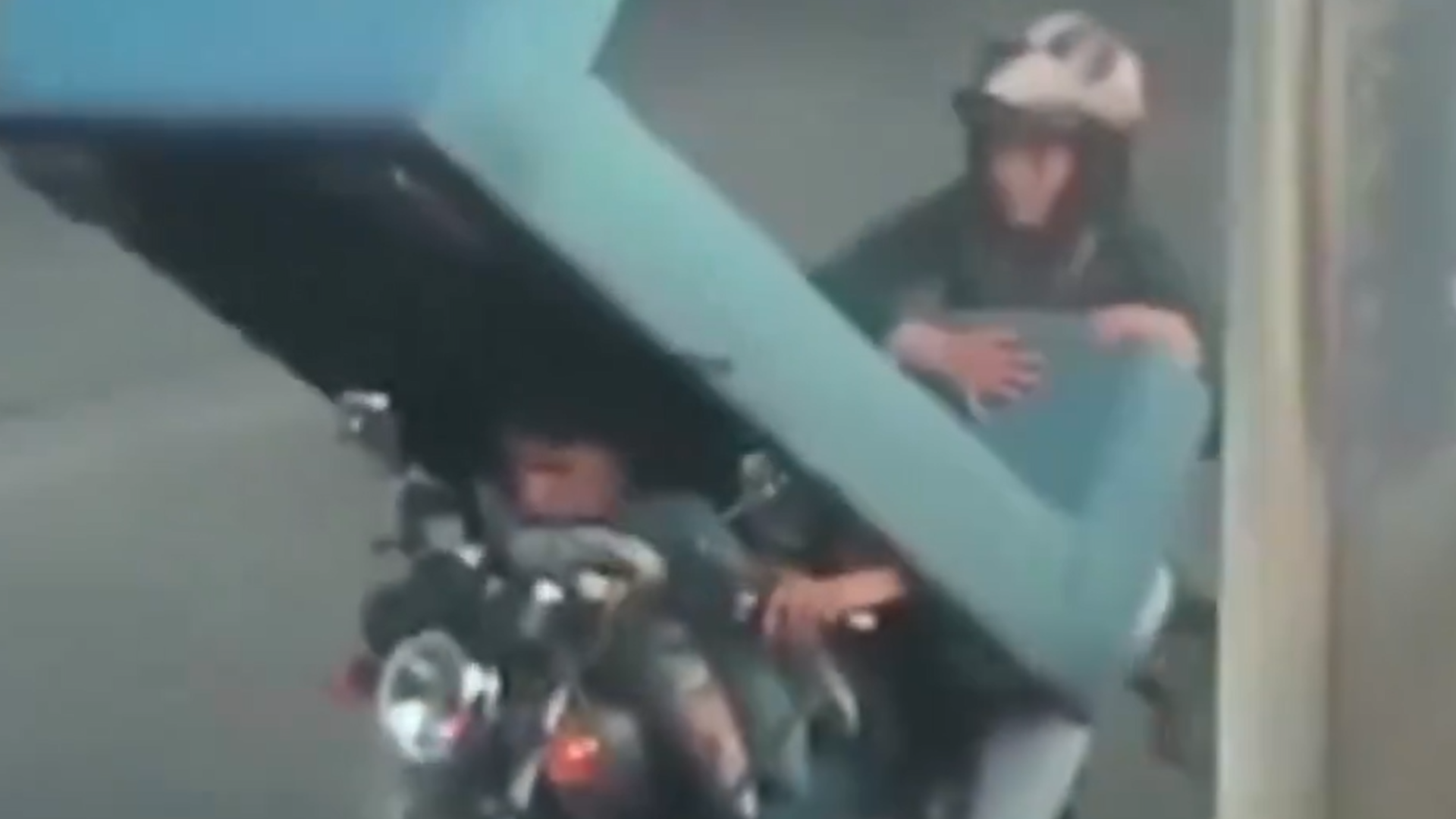 Motociclista es grabado llevando un sofá: ¿de cuánto es la multa?