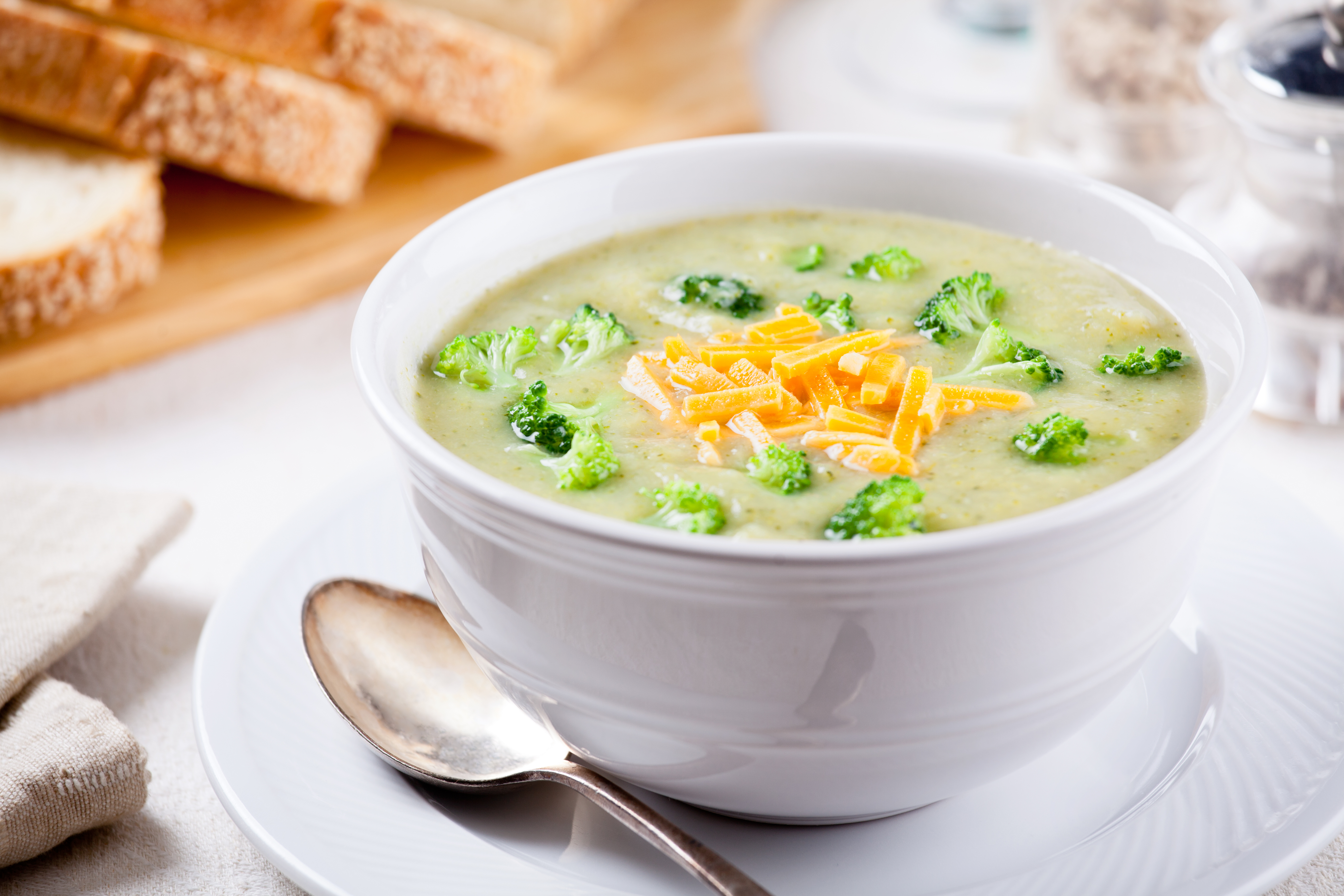 Esta es la receta para preparar una sopa de brócoli con queso “cheddar”
