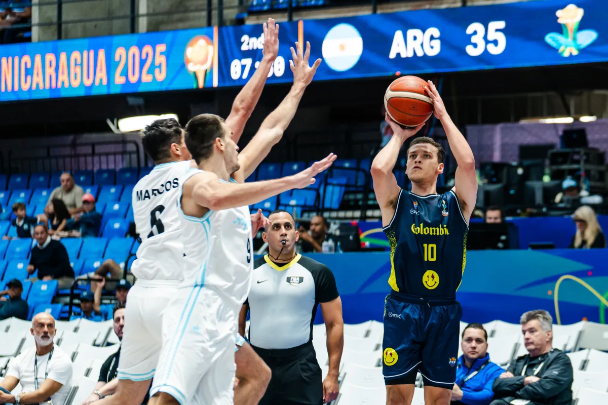Hansel Atencia intenta un lanzamiento de tres en el partido contra Argentina.
