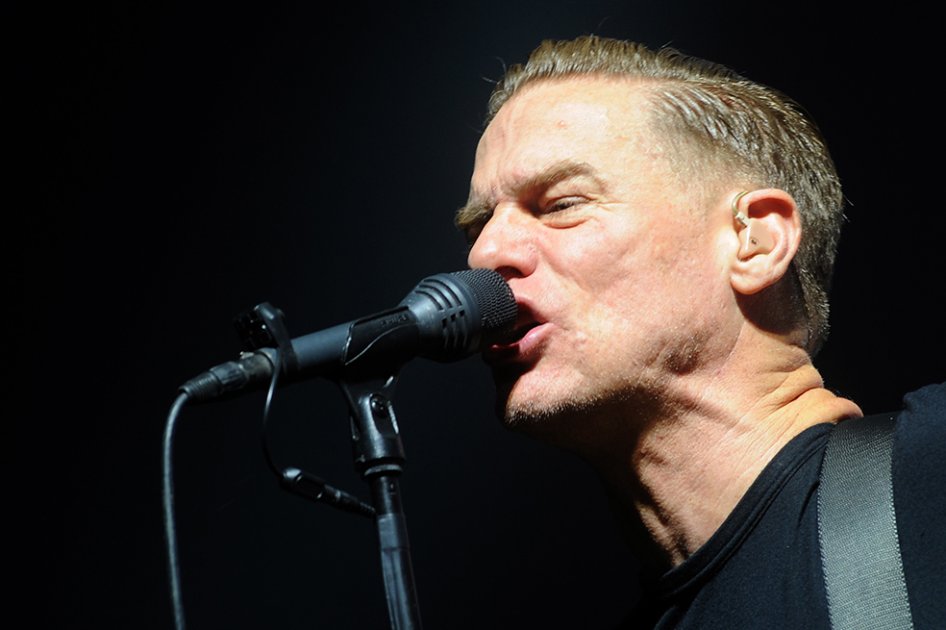 Bryan Adams también protesta contra ley que discrimina homosexuales