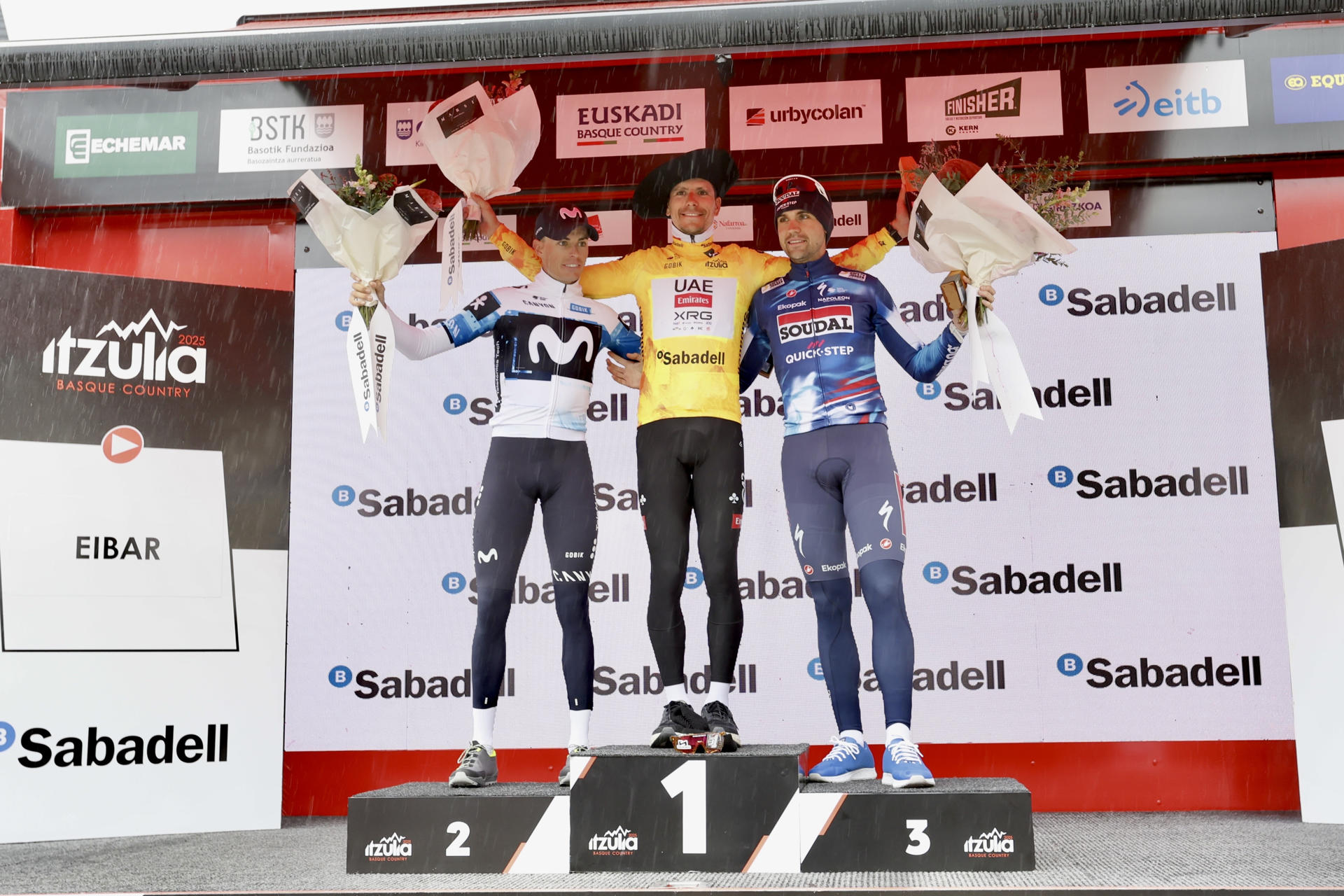 EIBAR (GIPUZKOA), 12/04/2025.- El portugués Joao Almedia (UAE) (c) se impuso al español Enric Mas (Movistar) (i) y al alemán Maximilian Schachmann (Soudal-Quick Step) (d) en la sexta y última etapa de la Itzulia 2025, un recorrido de 153,6 kilómetros con salida y llegada en Eibar salpicado de altos puntuables, en la que logró la victoria parcial y además remató su triunfo en la general de la tradicional Vuelta al País Vasco. EFE/ Javi Colmenero