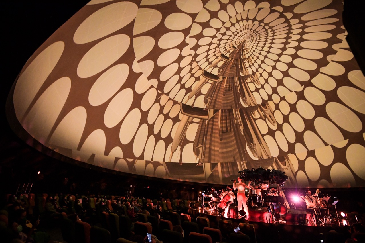 Con un juego de luces, "Un viajero interestelar, un show de David Bowie" propuso una experiencia interplanetaria.