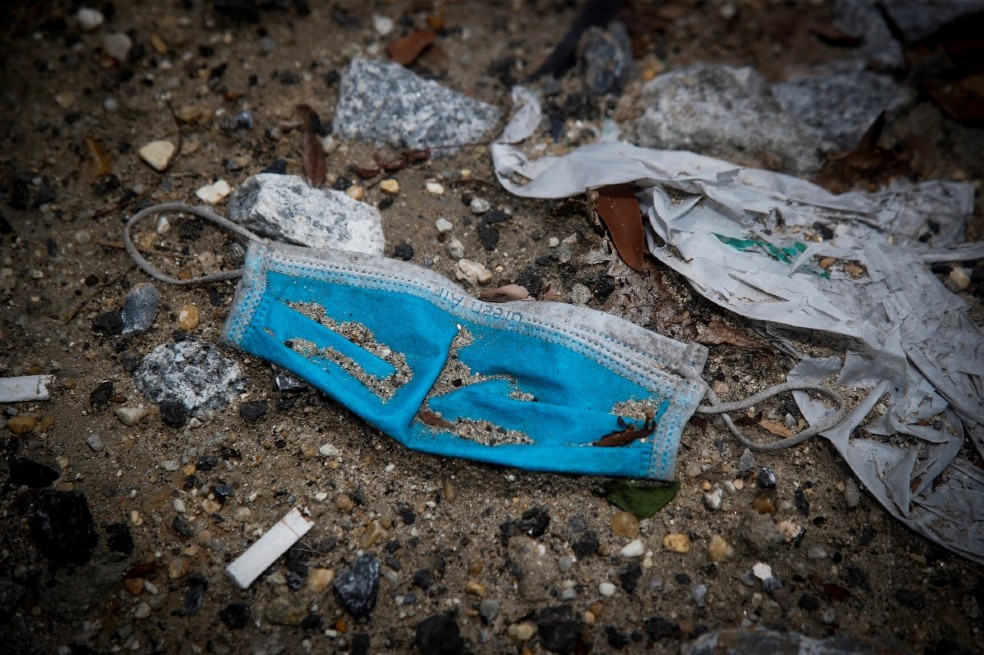 Cada mes se usan 129 mil millones de tapabocas y 65 mil millones de guantes: Greenpeace